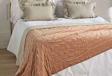 Velvet bedspread blush - Walton & Co 