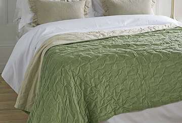 Velvet bedspread pistachio - Walton & Co 